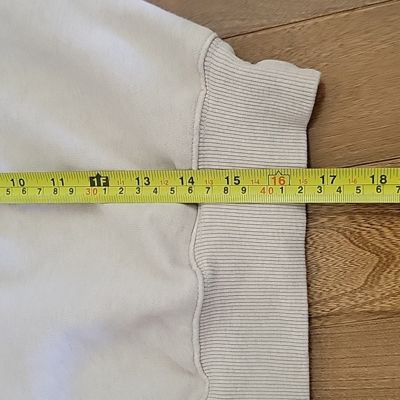 TNA Aritzia Cozy Fleece Long Sleeve Cropped Length Sweatshirt Beige Cream XS - Picture 9 of 11